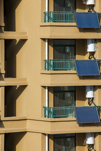 居民楼外的太阳能热水器