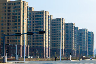 城市高楼林立的街景