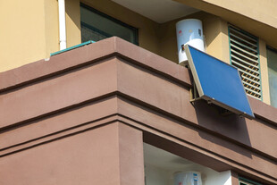 建筑外墙上的蓝色太阳能板