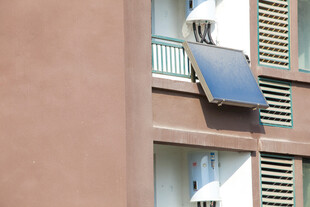 外墙安装的太阳能板设备