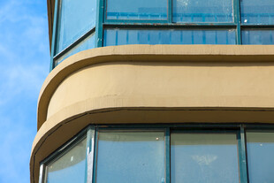 现代建筑转角处的玻璃窗户