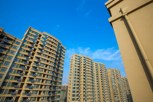 高层住宅楼群蓝天背景下