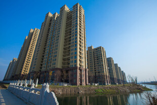 河畔高楼林立的城市景观