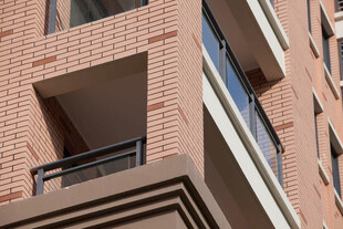 红砖建筑外立面局部特写