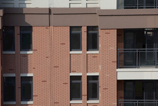 多层红砖建筑外观一角