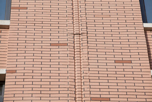 红砖墙面与窗户细节