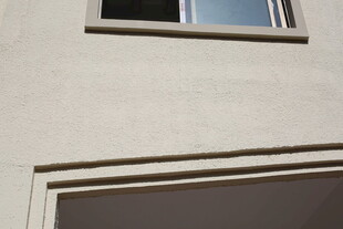 浅色墙面的窗户与门洞