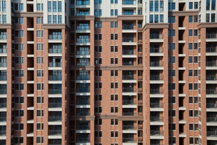 高层红砖住宅楼外观