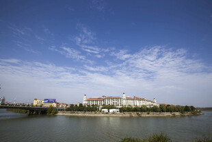 河畔多彩建筑群风景