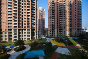 高层住宅旁的精致景观区