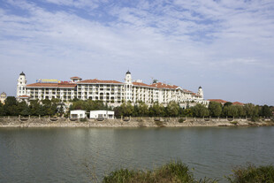 河畔欧式风格宏伟建筑