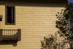 木质房屋外的小阳台