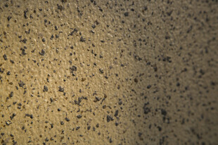 斑驳纹理的石材表面