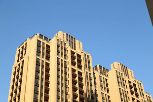 高层住宅楼 蓝天背景下