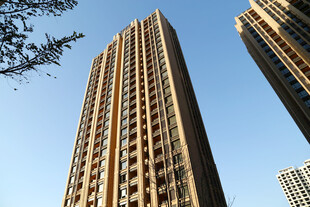 高耸入云的现代摩天大楼