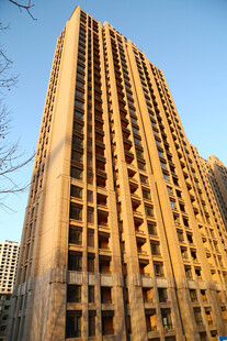 阳光下的高层住宅楼