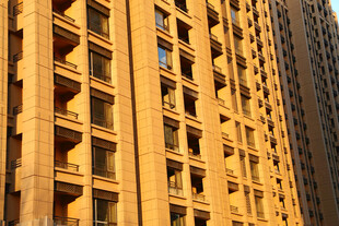 黄色高层在建建筑外观