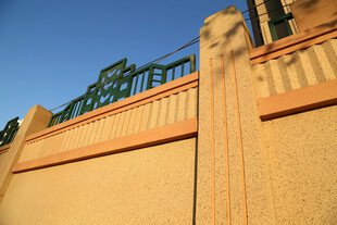 户外黄色围墙与上方栏杆