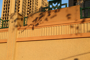 城市建筑旁的光影墙面