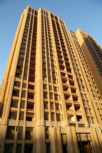 高耸入云的现代高层住宅