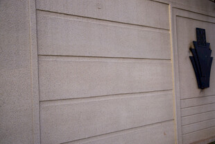 挂在墙面上的黑色雨伞