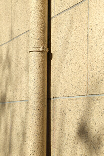 墙面金属管及光影特写