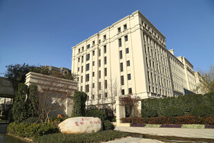 现代风格办公大楼外观