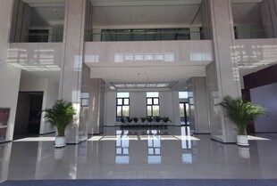 宽敞明亮的大厅空间