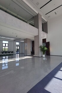 现代宽敞的室内大厅空间