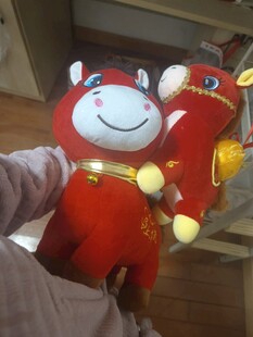 喜庆牛年玩偶展示马年