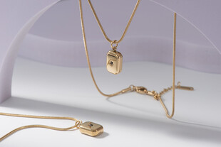 精致金项链饰品展示