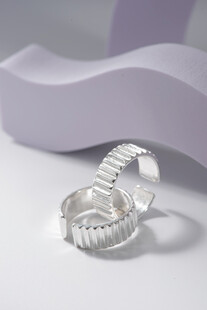 精致银戒指饰品展示