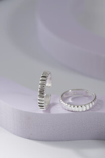 简约银质戒指饰品展示