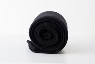 黑色卷起的裤袜