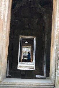 古建门洞内的静谧景象