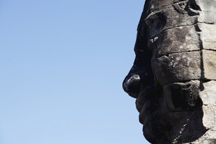 古老石像侧面特写