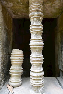 古老石制螺旋状雕刻物