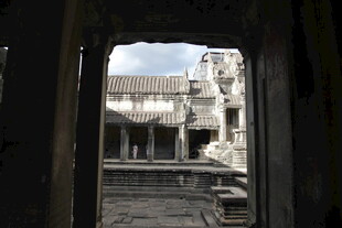 透过门洞看古老建筑遗迹