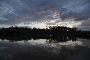 黄昏湖畔倒影美景