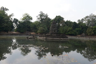 柬埔寨古老寺庙旁的水域