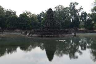 古寺倒影于静谧湖水
