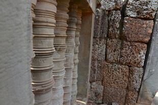 古老石柱建筑细节