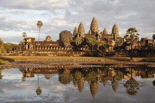 吴哥窟日出美景映照湖面