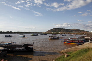 河畔停泊的多彩船只