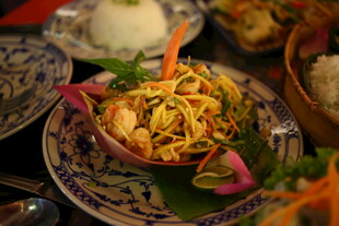 美味泰式凉拌菜摆盘中