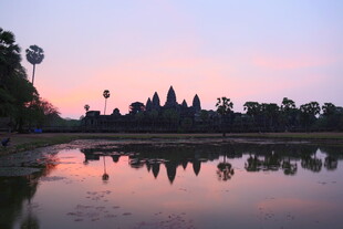吴哥窟的黄昏倒影美景