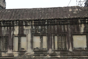 古老斑驳的中式传统建筑墙面