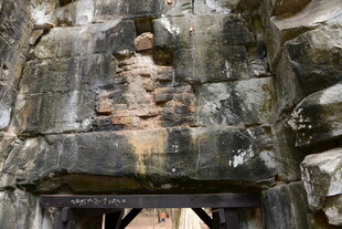 古老石墙雕刻细节