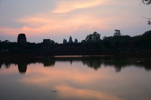 黄昏下的静谧寺庙湖景