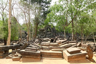 古老废墟中的石质建筑遗迹